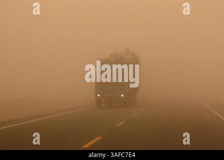 5. August 2008 – Xinjiang, China – am 5. August 2008 befindet sich Ein Lkw auf der Autobahn zwischen Kuqa County und Bugur County in der Autonomen Region Xinjiang Uygur im Nordwesten Chinas. Ein starker Sandsturm trifft die südliche Region Xinjiang am Dienstag und verursacht einen plötzlichen Temperaturabfall von 40 auf 23 Grad (Credit Image: ZUMA Press/ZUMAPRESS.com) Stockfoto