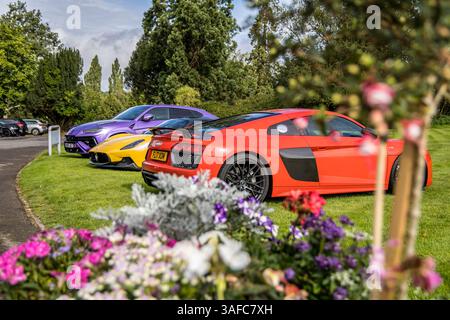 Bristol, Großbritannien, 13. August 2023: Red R8 V10 Plus Yellow Maserati MC20 und Lila Lamborghini Urus. Stockfoto