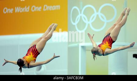 10. August 2008 - Peking, China - die ukrainischen Taucher MARIYA VOLOSHCHENKO und ANNA PYSMENSKA treten beim 3-m-Springboard-Finale der Frauen bei den Olympischen Spielen 2008 in Peking im Nationalen Aquatics Center, auch bekannt als Wasserwürfel in Peking, China, am 10. August 2008 an. Das ukrainische Team belegte mit 293,10 Punkten Platz 7 der Veranstaltung (Credit Image: ZUMA Press/ZUMAPRESS.com) Stockfoto