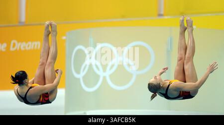 10. August 2008 - Peking, China - die ukrainischen Taucher MARIYA VOLOSHCHENKO und ANNA PYSMENSKA treten beim 3-m-Springboard-Finale der Frauen bei den Olympischen Spielen 2008 in Peking im Nationalen Aquatics Center, auch bekannt als Wasserwürfel in Peking, China, am 10. August 2008 an. Das ukrainische Team belegte mit 293,10 Punkten Platz 7 der Veranstaltung (Credit Image: ZUMA Press/ZUMAPRESS.com) Stockfoto