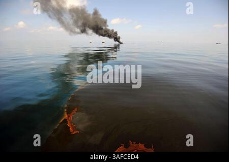 6. Mai 2010 – Golf von Mexiko, Louisiana, USA – während eines kontrollierten Brandes im Golf von Mexiko brennt, entstehen dunkle Rauch- und Brandwolken. Die US-Küstenwache führte in Zusammenarbeit mit BP PLC, Anwohnern und anderen Bundesbehörden den „in situ Burn“ durch, um die Verbreitung von Öl nach der Explosion der mobilen Offshore-Bohreinheit Deepwater Horizon vom 20. April 2010 zu verhindern (Credit Image: ZUMA Press/ZUMAPRESS.com) Stockfoto