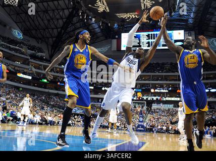 20. April 2012: Das Dallas Mavericks Center Ian Mahinmi #28 zieht einen Rückstoß über den Golden State Warriors Guard Charles Jenkins #22 und den Golden State Forward Mikki Moore #31 während eines NBA-Spiels zwischen den Golden State Warriors und den Dallas Mavericks im American Airlines Center in Dallas, TX Dallas besiegte Golden State 104-94(Credit Image: © Albert Pena/Cal Sport Media/ZUMAPRESS.com) Stockfoto