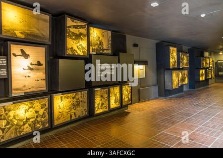 Auschwitz, Polen, 16. Juli 2023: Mauer mit Bildern von Opfern, Gefangenen und anderen Stockfoto
