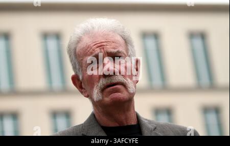 21. April 2012: Sanford, FL, USA: Pastor Terry Jones spricht im Namen von George Zimmerman am 21. April 2012 im Seminole County Courthouse in Sanford, Florida. (Kreditbild: © Gary W. Green/MCT/ZUMAPRESS.com) Stockfoto