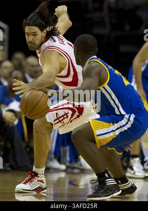 21. April 2012: Houston, TX, USA - Luis Scola (4) von den Houston Rockets versucht am Samstag, den 21. April 2012, Charles Jenkins (22) von den Golden State Warriors den Ball zu stehlen. (Kreditbild: © George Bridges/MCT/MCT/ZUMAPRESS.com) Stockfoto