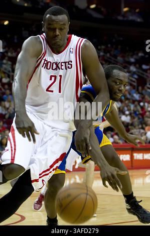 21. April 2012: Houston, TX, USA - Samuel Dalembert (21) von den Houston Rockets gewinnt den Kampf um einen losen Ball gegen Charles Jenkins (22) von den Golden State Warriors in der zweiten Hälfte des Sieges der Rockets 99-96 am Samstag, 21. April 2012 in Houston, Texas. (Kreditbild: © George Bridges/MCT/MCT/ZUMAPRESS.com) Stockfoto