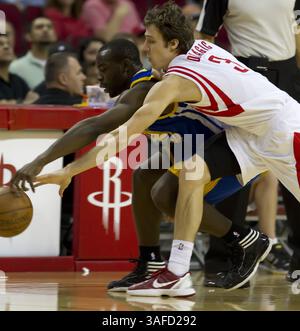 21. April 2012: Houston, TX, USA: Goran Dragic (3) von den Houston Rockets und Charles Jenkins (22) von den Golden State Warriors kämpfen am Samstag, den 21. April 2012 in Houston, Texas um einen losen Ball. (Kreditbild: © George Bridges/MCT/MCT/ZUMAPRESS.com) Stockfoto
