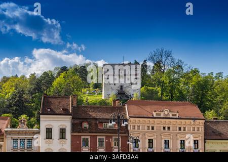 BRASOV, RUMÄNIEN. Der weiße Turm (Turnul Alb) ist eine Festung von Brasov aus dem 15. Jahrhundert. Stockfoto