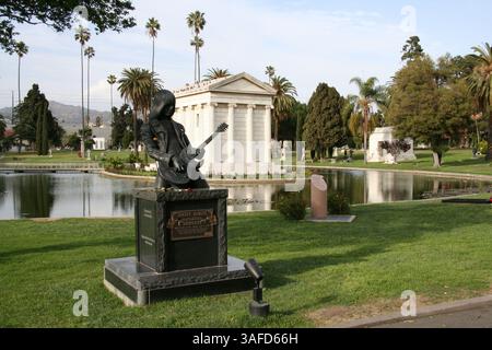 11. April 2007 – Hollywood, CA, USA – der 1899 gegründete Hollywood Forever Cemetery ist die Ruhestätte von Hunderten von Hollywoods größten Stars. Der kürzlich renovierte Friedhof zieht Besucher aus der ganzen Welt an. Aber es ist auch ein bearbeiteter Friedhof, der jede Woche neue Begräbnisse durchführt. Das große griechische Grab in der Mitte des Sees gehört dem Philanthropen William A. Clark, der die Los Angeles Philharmonic gründete und die Clark Library auf dem Campus der UCLA stiftete. Im Bild: Die Gedenkstatue für Johnny Ramone), den Gitarristen und Gründungsmitglied der The Stockfoto