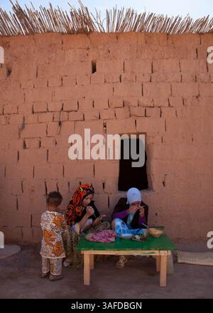 16. Oktober 2010 - Foum Zguid, Tata, Marokko - das von ihnen hergestellte Henna ist zertifiziert â€ naturalâ€, da es nicht aus schädlichen chemischen Substanzen besteht. Frauen aus umliegenden Dörfern verwenden es, um ihre Haut zu reinigen, zu verschönern und zu reinigen. Es ist auch beliebt für Haarfärbungen und Dekorationen an Händen und Füßen von Frauen bei Hochzeiten. (Bild: © David Fabrega/ZUMAPRESS.com) Stockfoto