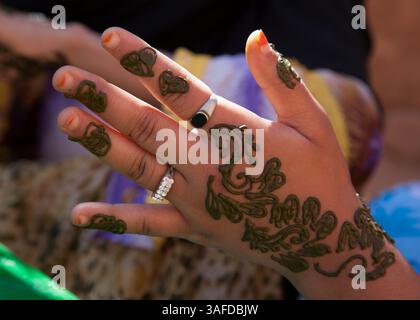 16. Oktober 2010 - Foum Zguid, Tata, Marokko - das von ihnen hergestellte Henna ist zertifiziert â€ naturalâ€, da es nicht aus schädlichen chemischen Substanzen besteht. Frauen aus umliegenden Dörfern verwenden es, um ihre Haut zu reinigen, zu verschönern und zu reinigen. Es ist auch beliebt für Haarfärbungen und Dekorationen an Händen und Füßen von Frauen bei Hochzeiten. (Bild: © David Fabrega/ZUMAPRESS.com) Stockfoto