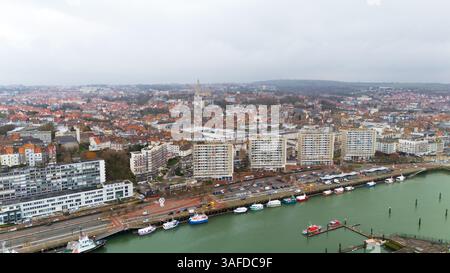 Boulogne. Frankreich 03.28.2025 aus der Vogelperspektive von Boulogne-sur-Mer mit Hafenfront mit Booten, modernen Gebäuden und dem historischen Stadtzentrum in der Ferne. Stockfoto