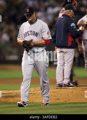 3. Juli 2012: Oakland, CA, USA – Boston Red Sox Starting Pitcher Jon Lester verlässt das Spiel während des siebten Inning gegen die Oakland Athletics im O.Co Coliseum in Oakland, Kalifornien, am Dienstag, den 3. Juli 2012. (Bild: © Jane Tyska/Oakland Tribune/MCT/ZUMAPRESS.com) Stockfoto