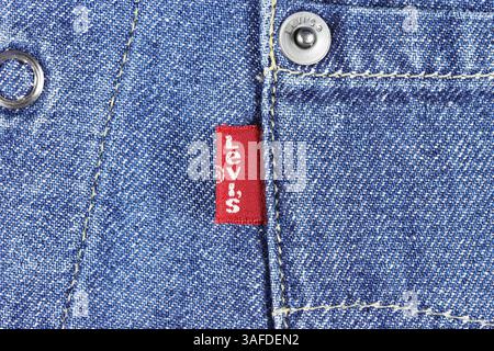 Nahaufnahme einer Jeans mit rotem levi's Anhänger und Metallknöpfen. Stockfoto