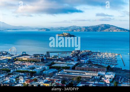 Ein Blick vom Coit Tower über die Fishermans Wharf in Richtung Alcatraz Island am Abend in San Francisco im frühen Frühling Stockfoto