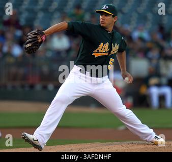 6. Juli 2012: Oakland, CA, USA - Oakland Athletics Pitcher Tommy Milone wirft am Freitag, 6. Juli 2012 im O.Co Coliseum in Oakland, Kalifornien, das erste Inning gegen die Seattle Mariners. (Bild: © Anda Chu/Oakland Tribune/MCT/ZUMAPRESS.com) Stockfoto