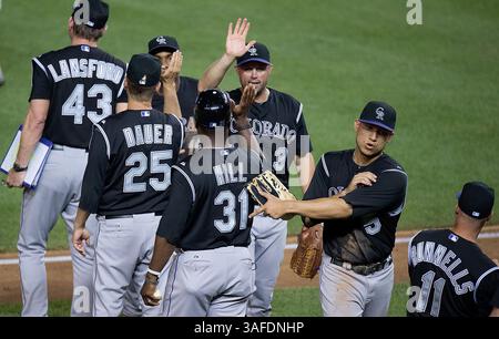 6. Juli 2012: Washington, DC, USA - die Colorado Rockies feiern ihren Sieg über die Washington Nationals im Nationals Park in Washington, D. C, Freitag, 6. Juli 2012. Colorado besiegte Washington mit 5:1. (Bild: © Harry E. Walker/MCT/MCT/ZUMAPRESS.com) Stockfoto