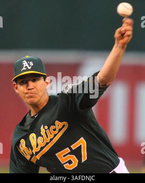 6. Juli 2012: Oakland, CA, USA – Oakland Athletics Pitcher Tommy Milone wirft am Freitag, 6. Juli 2012 im O.Co Coliseum in Oakland, Kalifornien, im fünften Inning gegen die Seattle Mariners. (Bild: © Anda Chu/Oakland Tribune/MCT/ZUMAPRESS.com) Stockfoto