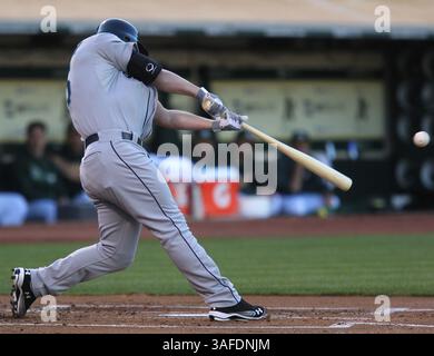 6. Juli 2012: Oakland, CA, USA – die Seattle Mariners' Kyle Seager treffen am Freitag, 6. Juli 2012 eine RBI-Single im ersten Inning gegen die Oakland Athletics im O.Co Coliseum in Oakland, Kalifornien. (Bild: © Anda Chu/Oakland Tribune/MCT/ZUMAPRESS.com) Stockfoto