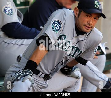 6. Juli 2012 - Oakland, CA, USA - die Seattle Mariners' Ichiro Suzuki wärmt sich in der Aufstiegsanlage auf, bevor sie am Freitag, den 6. Juli 2012, gegen die Oakland Athletics im O.Co Coliseum in Oakland, Kalifornien, antreten. (Bild: © Anda Chu/Oakland Tribune/MCT/ZUMAPRESS.com) Stockfoto