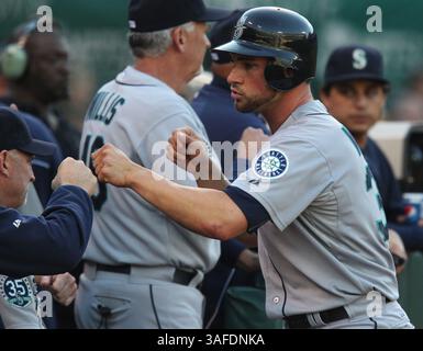 6. Juli 2012 – Oakland, CA, USA – die Casper Wells der Seattle Mariners feiern am Freitag, den 6. Juli 2012 im O.Co Coliseum in Oakland, Kalifornien, ein erstes Inning-Rennen gegen die Oakland Athletics. (Bild: © Anda Chu/Oakland Tribune/MCT/ZUMAPRESS.com) Stockfoto