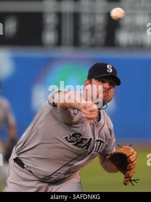 6. Juli 2012: Oakland, CA, USA – der Pitcher Kevin Millwood der Seattle Mariners wirft am Freitag, den 6. Juli 2012 im O.Co Coliseum in Oakland, Kalifornien, im vierten Inning gegen die Oakland Athletics. (Bild: © Anda Chu/Oakland Tribune/MCT/ZUMAPRESS.com) Stockfoto