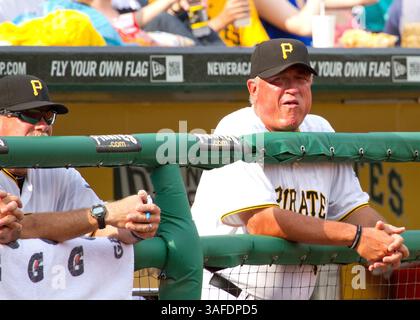 7. Juli 2012: Piratenmanager Clint Hürdle #13 sieht während des Spiels zwischen den San Francisco Giants und den Pittsburgh Pirates im PNC Park in Pittsburgh, PA. (Bild: © Aaron Doster/Cal Sport Media/ZUMAPRESS.com) Stockfoto