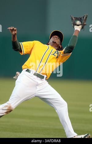 7. Juli 2012 - Oakland, CA, USA - Oakland Athletics Second Baseman Jemile Weeks holt am Samstag, den 7. Juli 2012, im vierten Inning im O.Co Coliseum in Oakland, Kalifornien, einen Pop-up von Justin Smoak der Seattle Mariners. (Bild: © Ray Chavez/Oakland Tribune/MCT/ZUMAPRESS.com) Stockfoto