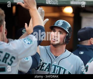 7. Juli 2012 – Oakland, CA, USA – die Casper Wells der Seattle Mariners werden nach seinem Solo-Heimlauf am Start-Pitcher Jarrod Parker im vierten Inning im O.Co Coliseum in Oakland, Kalifornien, am Samstag, 7. Juli 2012 herzlich begrüßt. (Bild: © Ray Chavez/Oakland Tribune/MCT/ZUMAPRESS.com) Stockfoto