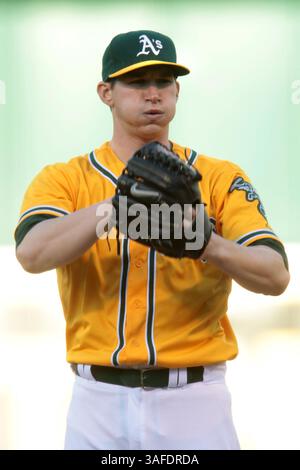 7. Juli 2012 - Oakland, CA, USA - der Starthändler Jarrod Parker bereitet sich auf die Teilnahme am ersten Inning im O.Co Coliseum in Oakland, Kalifornien, am Samstag, den 7. Juli 2012 vor. (Bild: © Ray Chavez/Oakland Tribune/MCT/ZUMAPRESS.com) Stockfoto