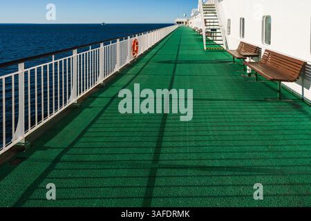 Promenade Deck einer Fähre oder Kreuzfahrtschiff an einem sonnigen Tag auf offenem Meer. Stockfoto