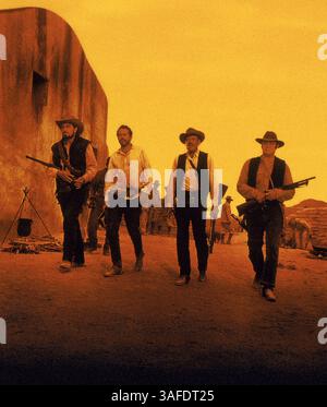 ERNEST BORGNINE (* 24. Januar 1917 bis 8. Juli 2012) war ein US-amerikanischer Schauspieler für Fernsehen und Film, dessen Karriere mehr als sechs Jahrzehnte umspannte. Er war eine unkonventionelle Hauptrolle in vielen Filmen der 1950er Jahre, darunter seine Oscar-Preisträgerin im Film Marty aus dem Jahr 1955. (L-R) BEN JOHNSON, WARREN OATES, ERNEST BORGNINE und WILLIAM HOLDEN in einer Publicity aus dem Film The Wild Bunch aus dem Jahr 1969. (Kreditbild: © Entertainment Pictures/ZUMAPRESS.com) Stockfoto