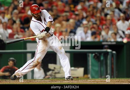 8. Juli 2012 – Washington, DC, USA – der Rechtsfeldspieler Jayson Werth (28) der Washington Nationals bereitet sich auf einen Solo-Home-Run gegen die St. Louis Cardinals im fünften Inning im Nationals Park in Washington, D.C. vor, Donnerstag, den 30. August 2012. (Kreditbild: © Chuck Myers/MCT/ZUMAPRESS.com) Stockfoto