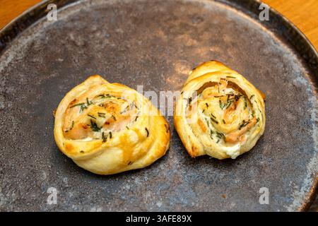 Salmon Puff Gebäck Rolls serviert auf einem Teller Stockfoto
