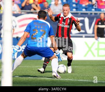 4. August 2012: Der AC Milan-Verteidiger Ignazio Abate (20) versucht im Gillette Stadium in Foxborough, Massachusetts, gegen den Club Deportivo Olimpia Torhüter Noell Valladares (27) zu schießen. Der AC Milan besiegte Olimpia mit 3:1. Anthony Nesmith/CSM(Bild: © Anthony Nesmith/Cal Sport Media/ZUMAPRESS.com) Stockfoto