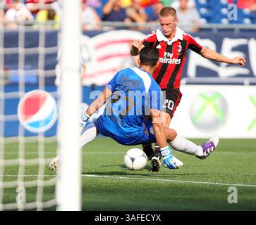 4. August 2012: Der AC Milan-Verteidiger Ignazio Abate (20) versucht im Gillette Stadium in Foxborough, Massachusetts, gegen den Club Deportivo Olimpia Torhüter Noell Valladares (27) zu schießen. Der AC Milan besiegte Olimpia mit 3:1. Anthony Nesmith/CSM(Bild: © Anthony Nesmith/Cal Sport Media/ZUMAPRESS.com) Stockfoto
