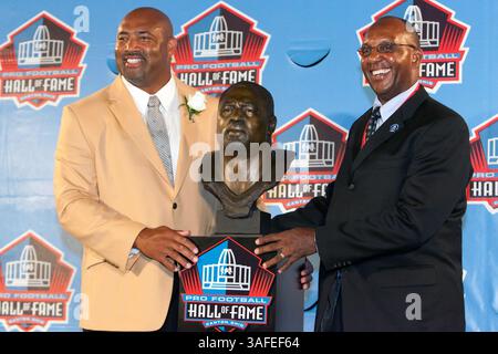 August 2012 - Canton, Ohio, U. S - Dermontti Dawson und sein Moderator Steve Parker posieren für Fotografen, nachdem er in der Pro Football Hall of Fame Field im Fawcett Stadium in Canton, Ohio, in die Pro Football Hall of Fame aufgenommen wurde. (Kreditbild: © Frank Jansky/ZUMAPRESS.com) Stockfoto