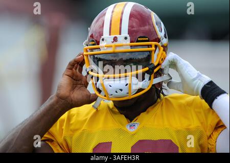 6. AUGUST 2012 : Washington Redskins Quarterback Robert Griffin III (10) macht sich auf den Weg zu den schreienden Fans vor dem Trainingslager am Montag im Redskins Park in Ashburn, VA. (Bild: © John Middlebrook/Cal Sport Media/ZUMAPRESS.com) Stockfoto
