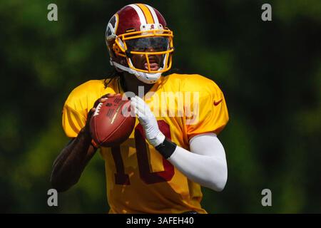 6. AUGUST 2012 : Washington Redskins Quarterback Robert Griffin III (10) passiert während der Offensive-Übungen während des Trainingslagers am Montag im Redskins Park in Ashburn, VA. (Bild: © John Middlebrook/Cal Sport Media/ZUMAPRESS.com) Stockfoto