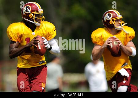 6. AUGUST 2012 : die Washington Redskins Quarterbacks Robert Griffin III (10) und Rex Grossman (8) bestehen während des Trainingslagers am Montag im Redskins Park in Ashburn, VA. (Bild: © John Middlebrook/Cal Sport Media/ZUMAPRESS.com) Stockfoto