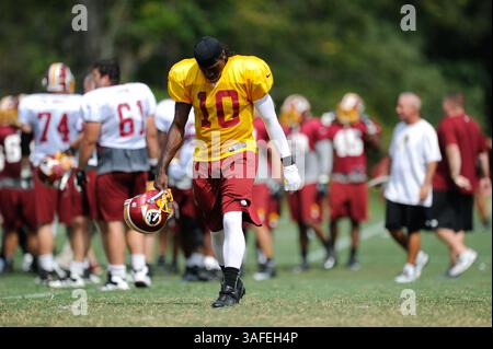 6. AUGUST 2012 : Washington Redskins Quarterback Robert Griffin III (10) zwischen den Spielen während der Offensive-Übungen während des Trainingslagers am Montag im Redskins Park in Ashburn, VA. (Bild: © John Middlebrook/Cal Sport Media/ZUMAPRESS.com) Stockfoto