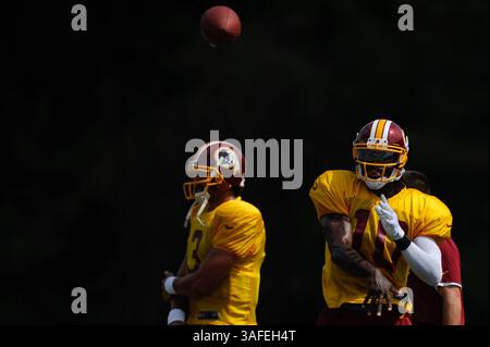 6. AUGUST 2012 : Washington Redskins Quarterback Robert Griffin III (10) passiert während der Offensive-Übungen während des Trainingslagers am Montag im Redskins Park in Ashburn, VA. (Bild: © John Middlebrook/Cal Sport Media/ZUMAPRESS.com) Stockfoto