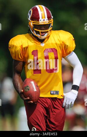 6. AUGUST 2012 : Washington Redskins Quarterback Robert Griffin III (10) zwischen den Spielen während der Offensive-Übungen während des Trainingslagers am Montag im Redskins Park in Ashburn, VA. (Bild: © John Middlebrook/Cal Sport Media/ZUMAPRESS.com) Stockfoto