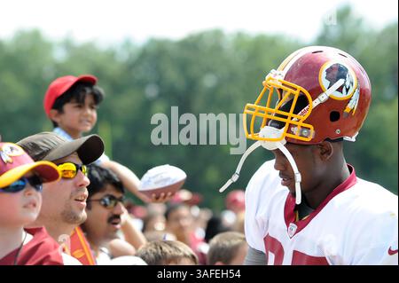 AUGUST 2012 : Washington Redskins Tight End Beau Reliford (87) unterzeichnet Autogramme für Fans vor dem Trainingslager am Montag im Redskins Park in Ashburn, VA. (Bild: © John Middlebrook/Cal Sport Media/ZUMAPRESS.com) Stockfoto