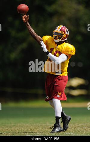 6. AUGUST 2012 : Washington Redskins Quarterback Robert Griffin III (10) passiert während der Offensive-Übungen während des Trainingslagers am Montag im Redskins Park in Ashburn, VA. (Bild: © John Middlebrook/Cal Sport Media/ZUMAPRESS.com) Stockfoto