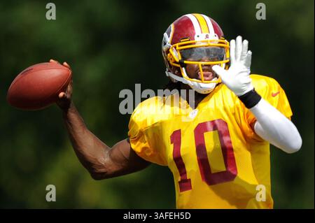 6. AUGUST 2012 : Washington Redskins Quarterback Robert Griffin III (10) passiert während der Offensive-Übungen während des Trainingslagers am Montag im Redskins Park in Ashburn, VA. (Bild: © John Middlebrook/Cal Sport Media/ZUMAPRESS.com) Stockfoto