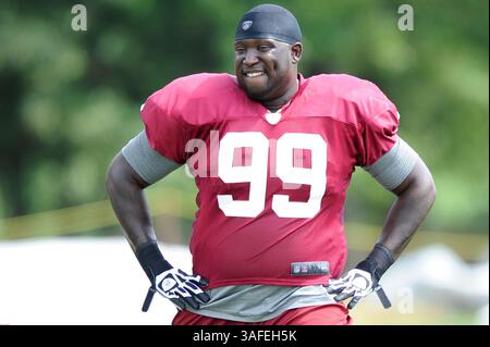 6. AUGUST 2012 : Washington Redskins Defensive Tackle Jarvis Jenkins (99) dehnt sich während der Übungen im Trainingslager am Montag im Redskins Park in Ashburn, VA. (Bild: © John Middlebrook/Cal Sport Media/ZUMAPRESS.com) Stockfoto