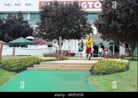 6. AUGUST 2012 : Washington Redskins Quarterback Robert Griffin III (10) macht sich auf den Weg zu den schreienden Fans vor dem Trainingslager am Montag im Redskins Park in Ashburn, VA. (Bild: © John Middlebrook/Cal Sport Media/ZUMAPRESS.com) Stockfoto
