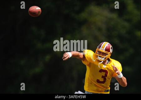 6. AUGUST 2012 : Washington Redskins Quarterback Jonathan Crompton (3) verpasst während der Offense-Übungen während des Trainingslagers am Montag im Redskins Park in Ashburn, VA. (Bild: © John Middlebrook/Cal Sport Media/ZUMAPRESS.com) Stockfoto