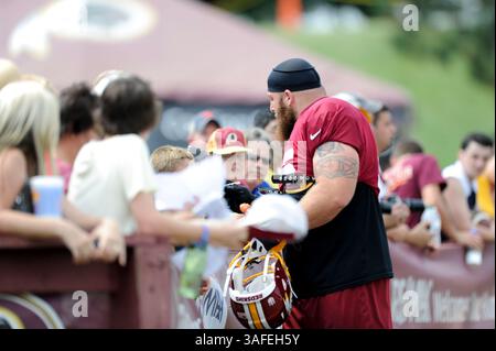 AUGUST 2012 : Washington Redskins Nose Tackle Chris Neild (95) unterzeichnet Autogramme vor dem Trainingslager am Montag im Redskins Park in Ashburn, VA. (Bild: © John Middlebrook/Cal Sport Media/ZUMAPRESS.com) Stockfoto